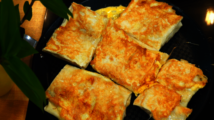 Яичница с сыром и колбасой в лаваше