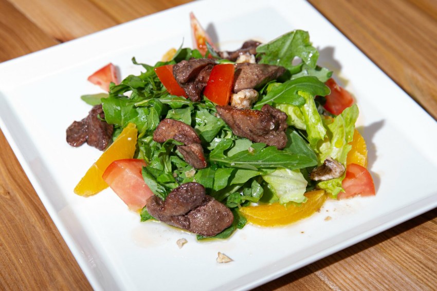 Салат с куриной печенью и рукколой