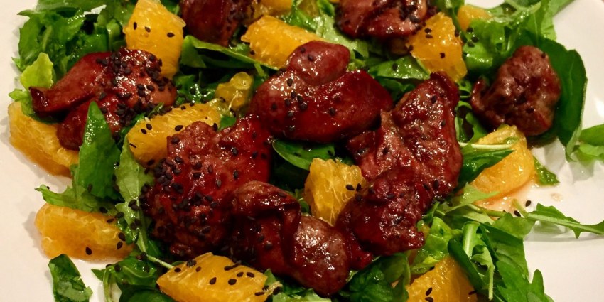 Тёплый салат с куриной печенью и апельсинами
