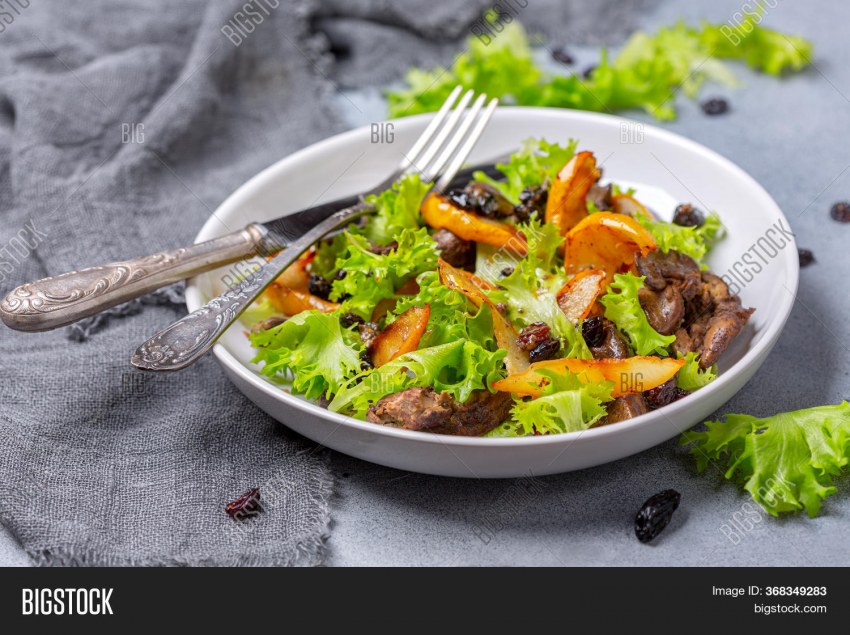 Салат с куриной печенью и карамелизированной грушей