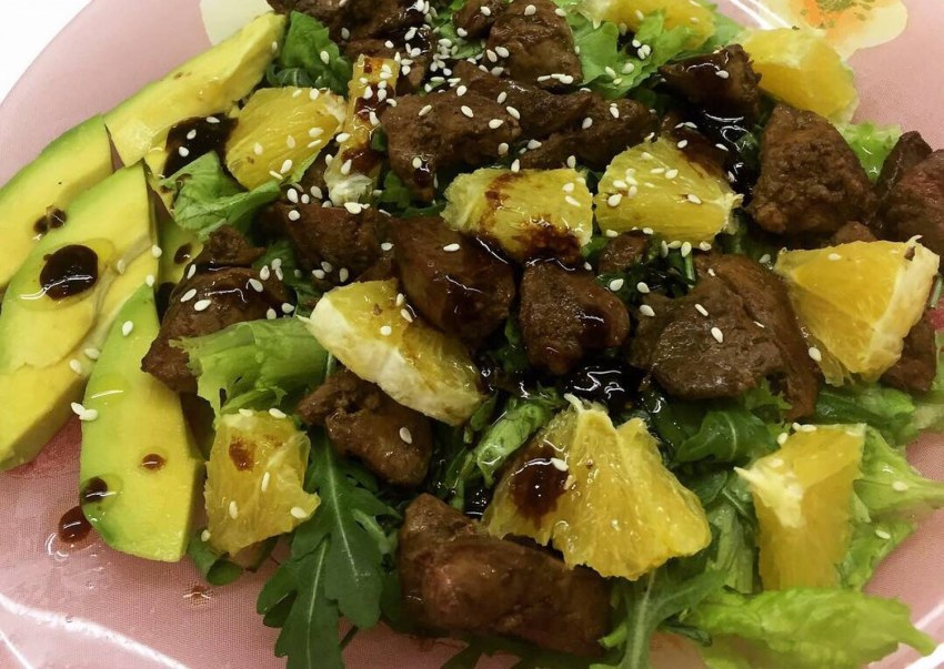 Салат с куриной печенкой