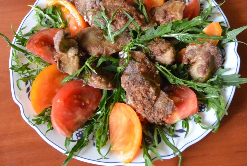 Салат теплый с куриной печенью и рукколой