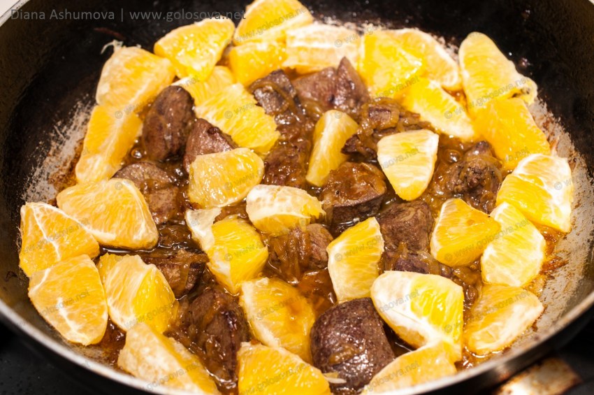 Тёплый салат с куриной печенью и руколой и апельсинами