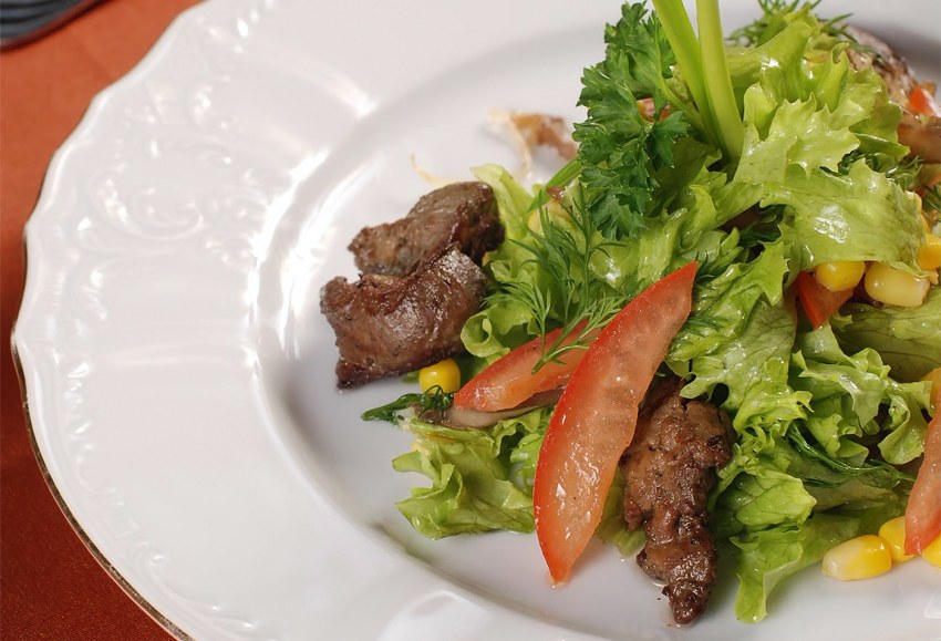Салат с куриной печенью и рукколой
