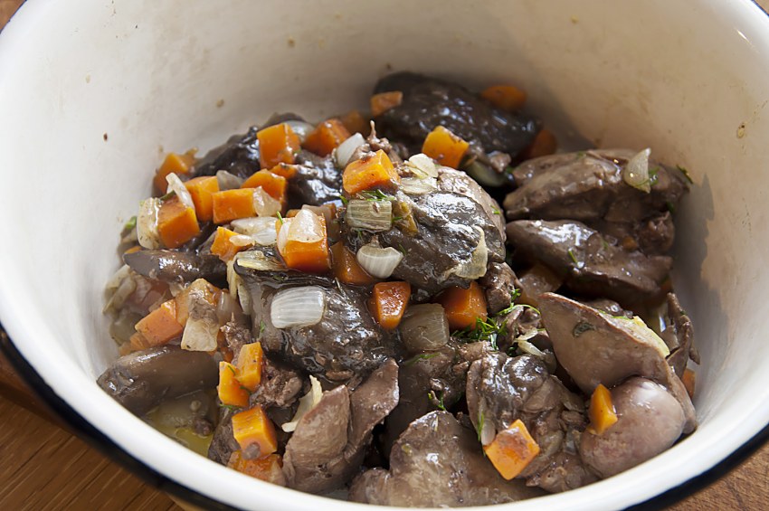 Салат с куриной печенью и мандаринами