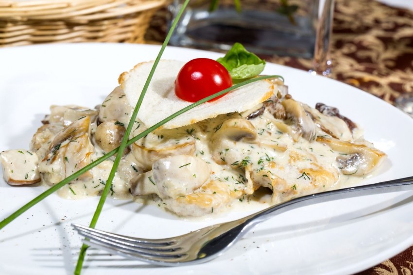 Украшенная тарелка с мясом по французски