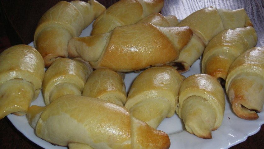 Выпечка с курагой рогалики