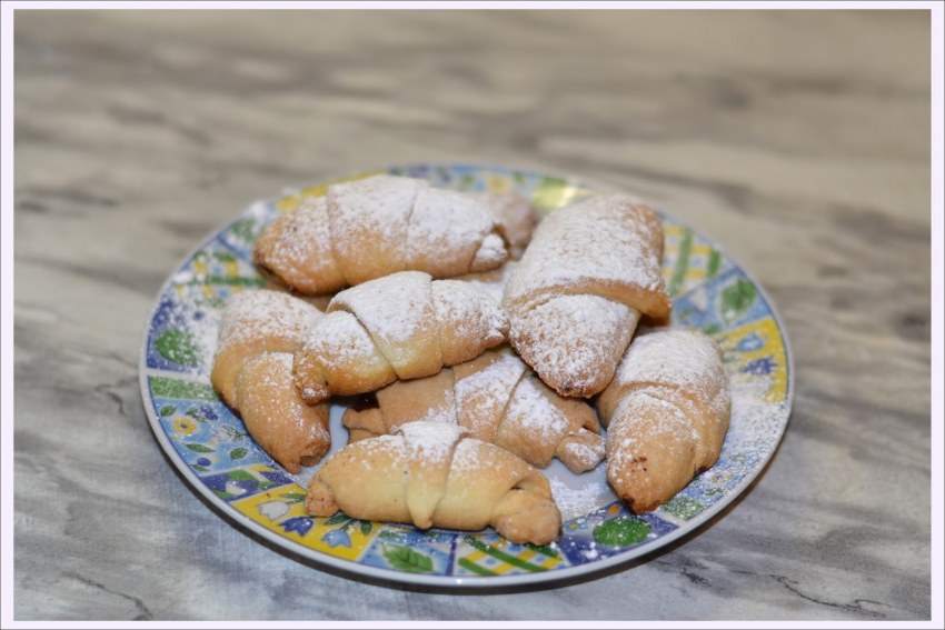 Песочные рогалики с повидлом