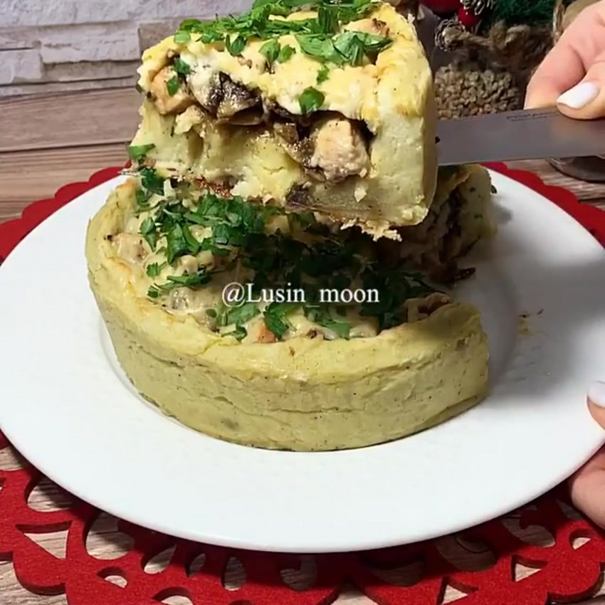 Открытый пирог с грибами и сыром