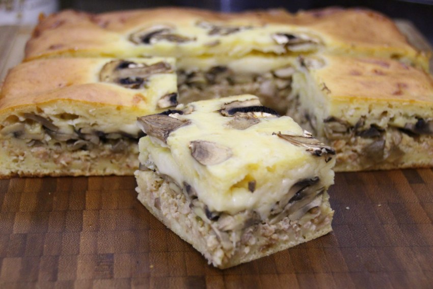 Пирог с грибами и сыром