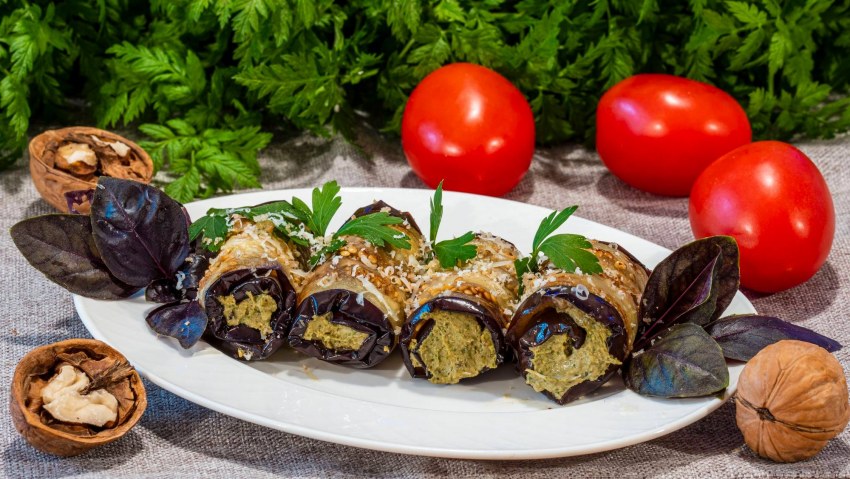 Баклажаны с грецким орехом и кинзой