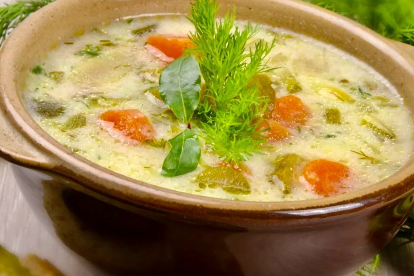 Ленинградский рассольник с перловкой и солеными огурцами