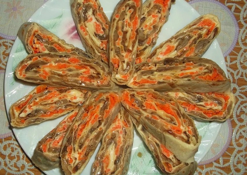 Рулет из лаваша с грибами и морковью