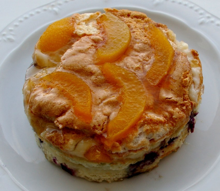 Пирог с персиками и безе