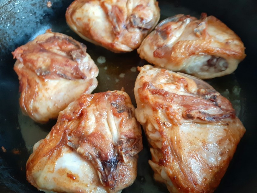 Куриные бедра с картошкой в тесте