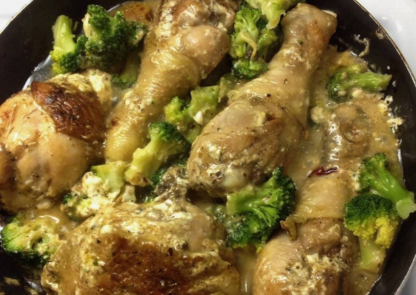 Куриные бедра с брокколи в духовке