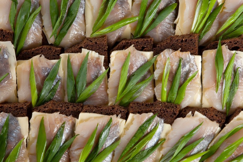 Бутерброды с селедкой и яблоком