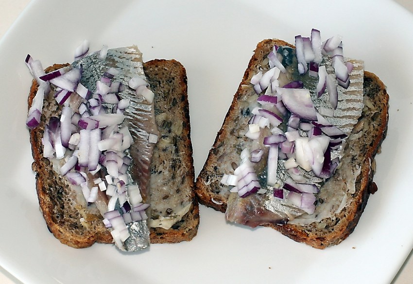 Канапе с селедкой и киви
