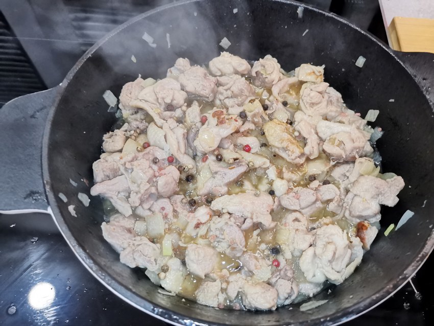 Вкусный гуляш из куриного филе