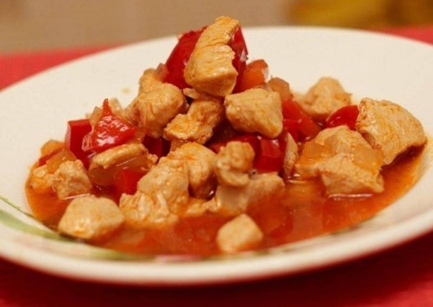 Гуляш с филе курицы