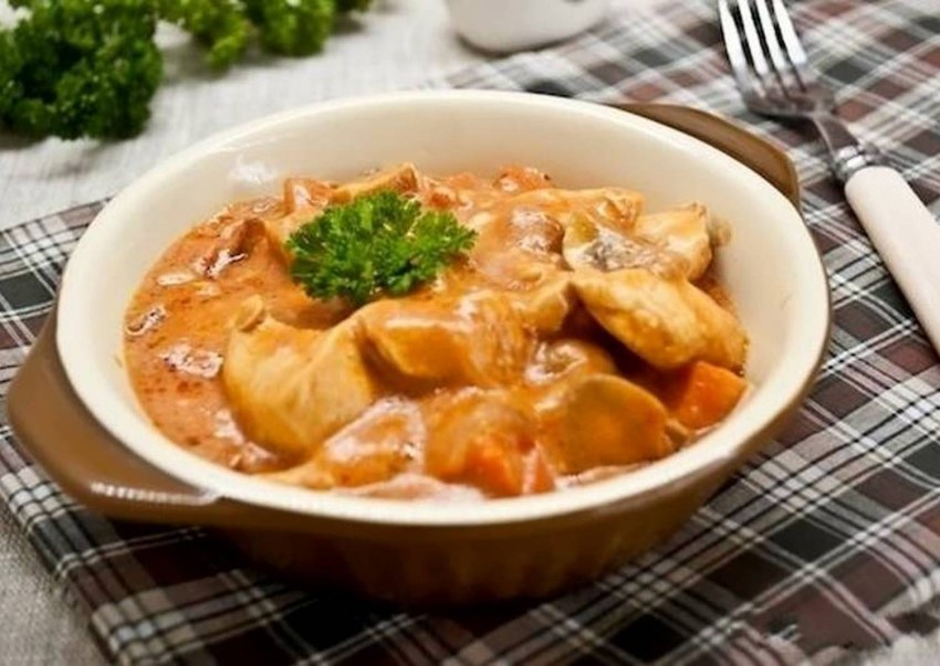Гуляш из филе курицы с подливкой