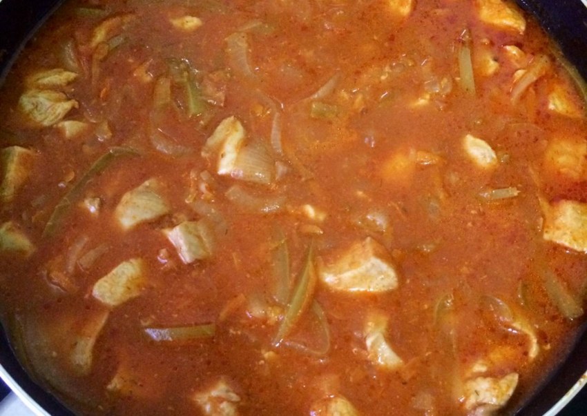 Гуляш из куриного филе на сковороде
