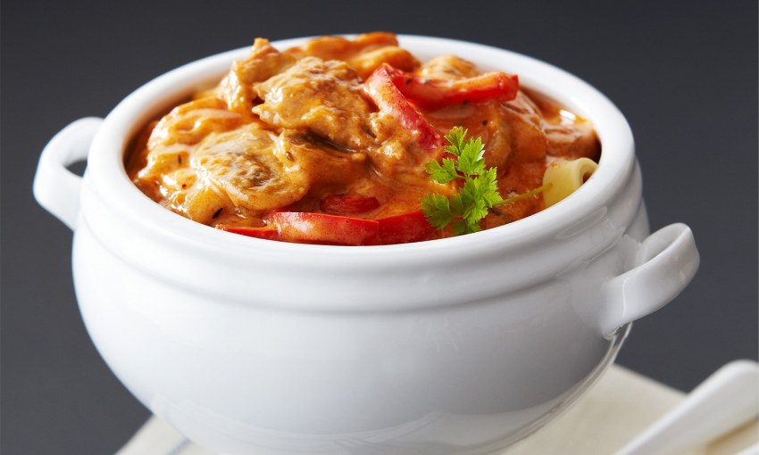 Гуляш из курицы с овощами в томатном соусе