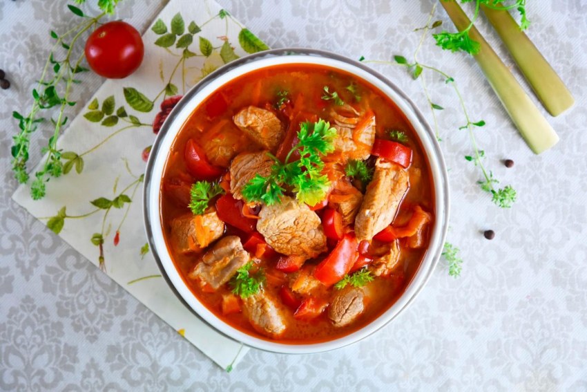 Гуляш из курицы со сметаной
