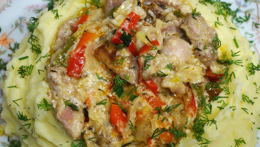 Гуляш из куриных бедер с подливкой