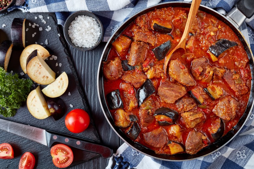 Мясо с баклажанами в казане на костре