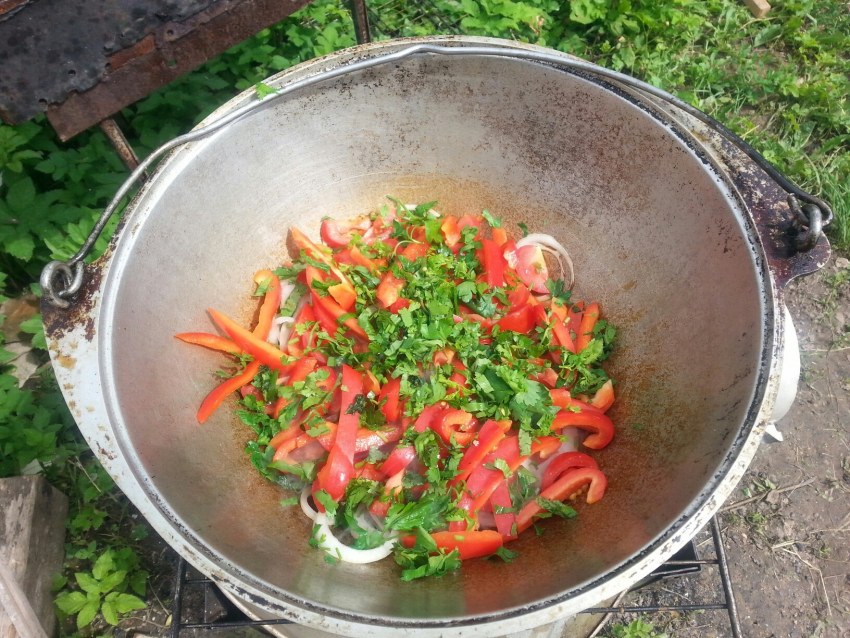 Мясо с овощами в казане на костре