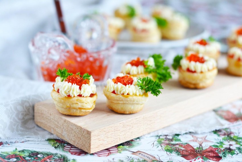 Волованы с красной икрой и сливочным сыром