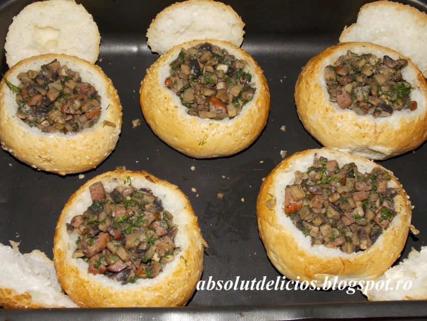 Булка начиненная курицей и грибами