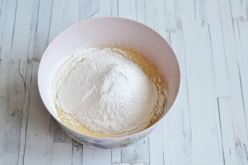 Украшение куличей посыпкой