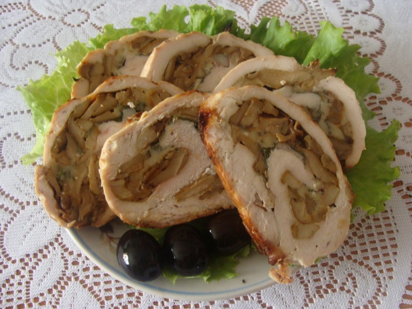 Рулет из курицы с грибами в духовке