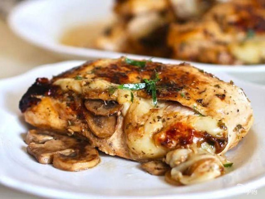 Курка фарширована грибами