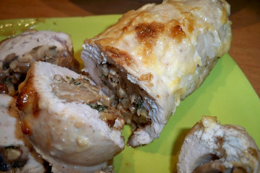 Рулет из куриных грудок с грибами
