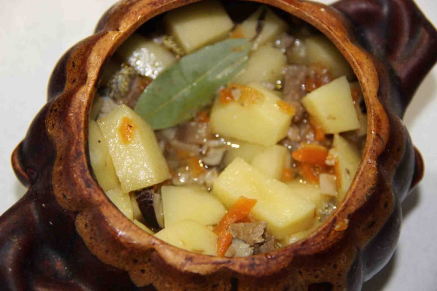 Мясо в горшочках с картошкой в духовке