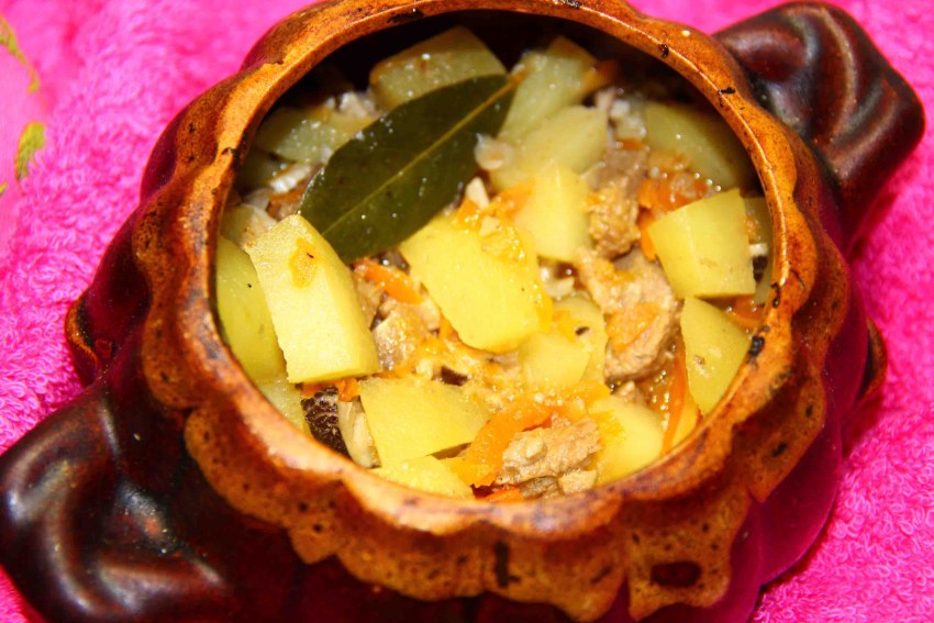 Мясо в горшочках с картошкой