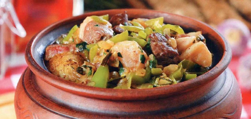 Мясо с овощами в горшочках