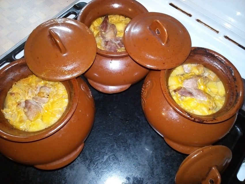 Жаркое в горшочках в духовке с мясом и картошкой