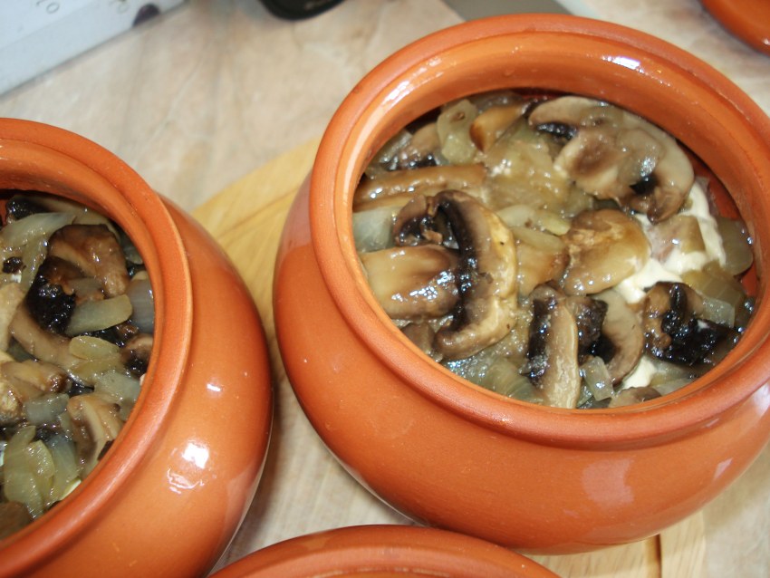 Мясо с грибами в горшочках