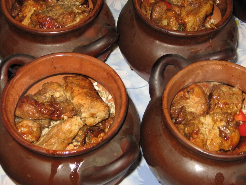 Мясо в горшочках