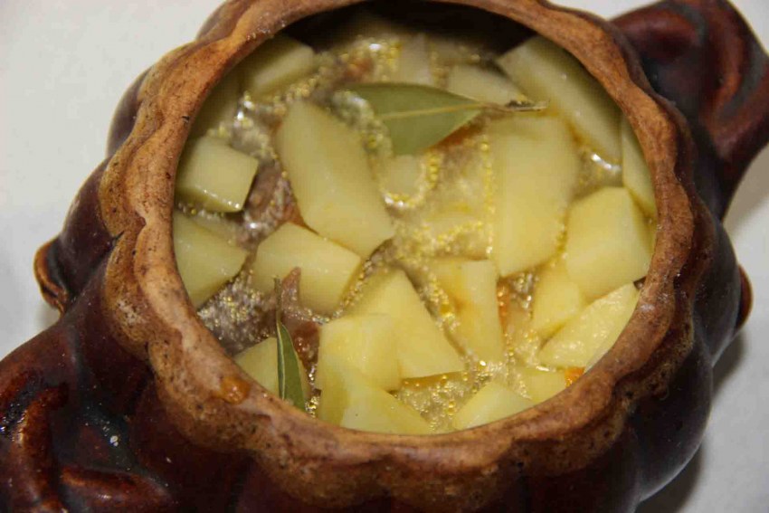 Мясо в горшочках с картошкой