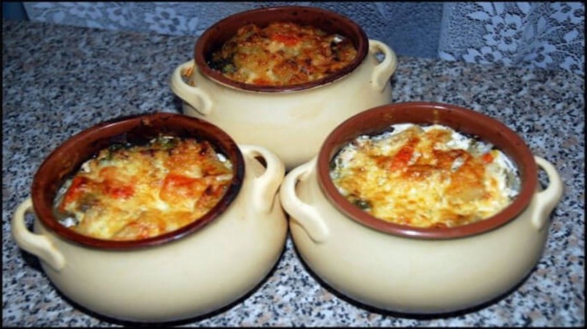 Жульен с курицей и грибами в духовке в горшочках