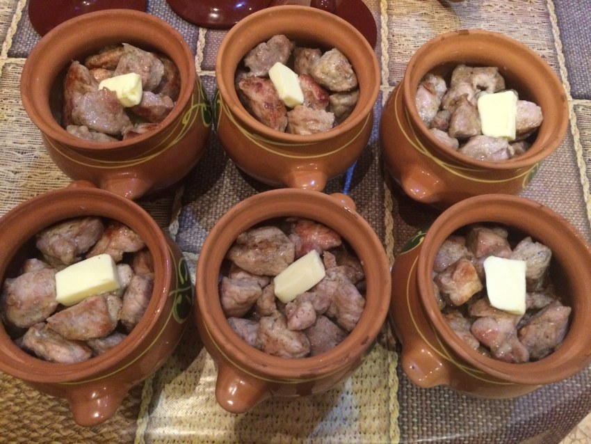 Куриные сердечки в горшочках с картошкой