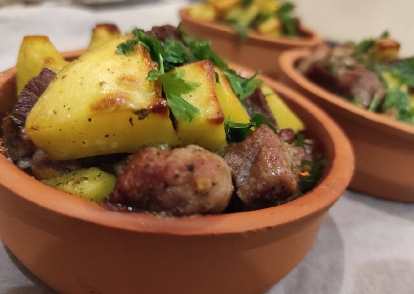 Мясо в горшочках с картошкой в духовке