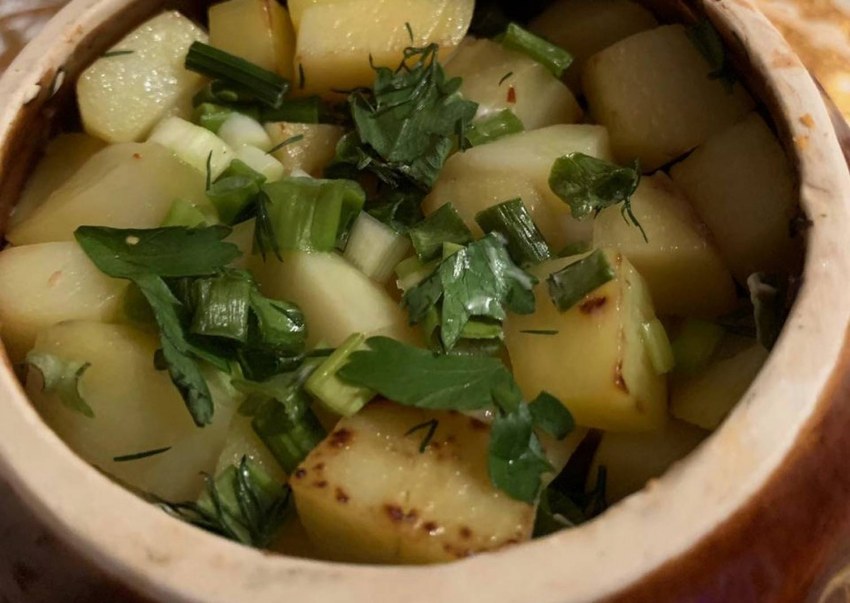 Картошка с грибами и мясом в горшочках
