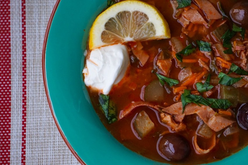Солянка мясная с копченостями