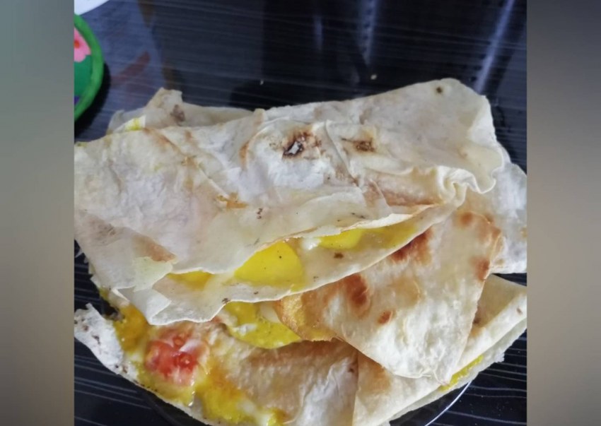 Яичница из лаваша на сковороде